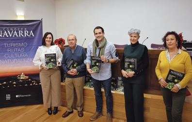 Desde la izq.: Ainhoa Hernández, periodista de Diario de Navarra; Virgilio Sagüés, patrono de la Fundación Diario de Navarra; Javier Solozábal, alcalde de Sangüesa; Marta Tiebas, teniente de alcalde y Anabel Etxeberria, concejala del Ayuntamiento de Sangüesa