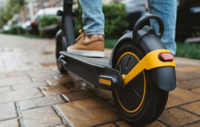 Una persona montada en un patinete