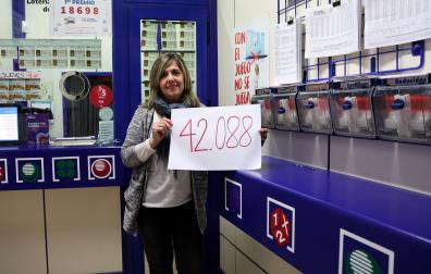 María Ángeles Celaya Erro sujetando el número que resultó premiado en 1.997 en Tafalla.