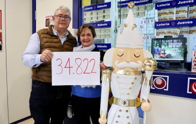 José Luis Martínez Parra y Mari Carmen Domínguez González con el número más especial para ellos, el 34.822.