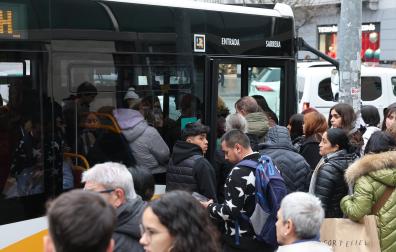 Un grupo de personas aguarda para montarse en una de las líneas de villavesas en Pamplona