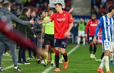 Fotos del choque de la Jornada 17 con triunfo rojillo en El Sadar gracias a los goles de Budimir, por partida doble, y Raúl García de Haro