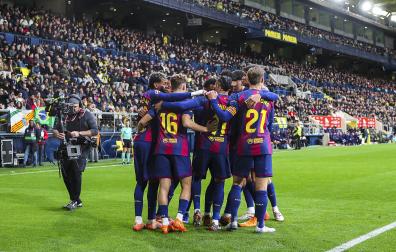 Los jugadores del Barcelona felicitan a Raphinha tras anotar el 0-1 desde los once metros