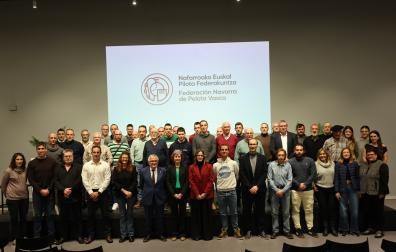 La Federación Navarra de Pelota Vasca (FNPV) ha celebrado el acto central de su centenario esta tarde en el Navarra Arena