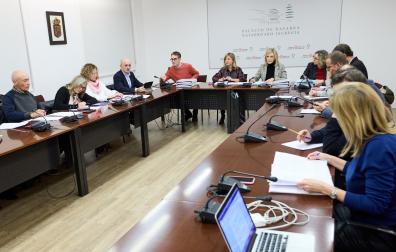 La consejera de Función Pública, Interior y Justicia del Gobierno de Navarra, Amparo López, preside la reunión de la Mesa General de la Función Pública en el Palacio de Navarra.
