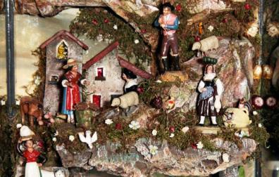 Escaparate con belén de figuras murcianas y granadinas del siglo XIX. Colección particular