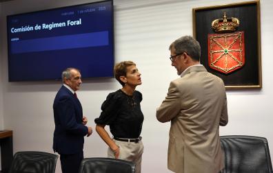 El consejero Óscar Chivite, la presidenta María Chivite y el parlamentario socialista Javier Lecumberri, minutos antes de una comparecencia parlamentaria