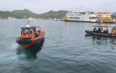 Equipos de rescate de Indonesia buscan este sábado a cuatro españoles, dos adultos y dos niños, que desaparecieron tras el naufragio de una embarcación cerca de la isla de Padar, al este de la turística Bali