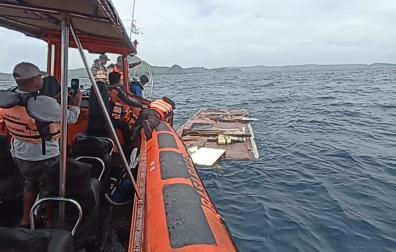 Equipos de rescate de Indonesia buscan este sábado los cuerpos de Fernando Martín y sus tres hijos en el lugar en el que han aparecido los restos del barco naufragado cerca de la isla de Padar, en Indonesia