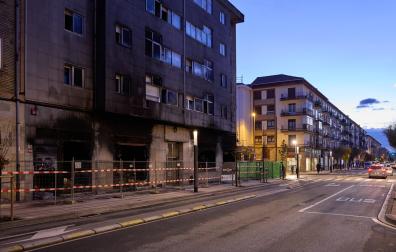 Vecinos afectados por un incendio en el Bazar bajo sus viviendas. L* Marcelo Celayeta 100, Pamplona
