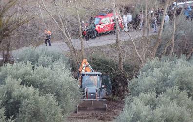 Labores de búsqueda de un joven que con su moto fue arrastrado por el agua en el arroyo de la Cañada, en el término municipal de Íllora, cuando pretendía cruzarlo. Ha sido hallado muerto este lunes