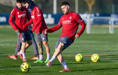 Javi Galán golpea el esférico con la izquierda durante su primer entrenamiento en las instalaciones de Tajonar