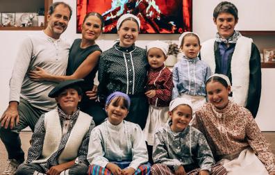 Estefanía Unzu, más conocida como Verdeliss, posa junto a su familia el pasado 24 de diciembre