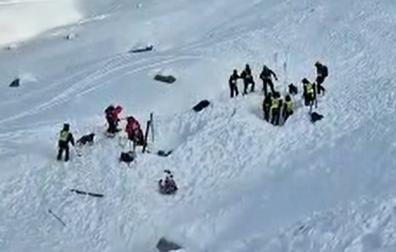 Los equipos de rescate trabajan en la zona del alud