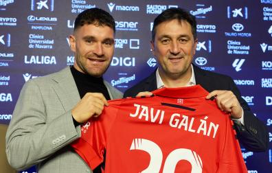 Javi Galán posa junto a Braulio Vázquez sosteniendo la camiseta con el dorsal 20 el día de su presentación