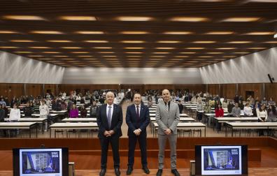 Desde la izda.: el presidente de Caja Rural de Navarra, Ignacio Terés Los Arcos; el rector de la UPNA, Ramón Gonzalo García; y el vicerrector de Internacionalización y Cooperación, Jorge Elso Torralba, con el alumnado que acudió a recoger su beca