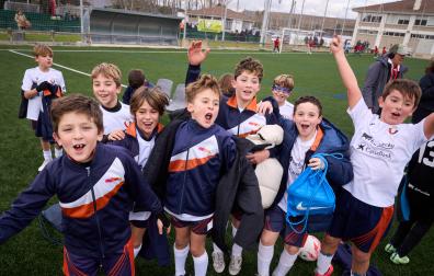 Alegría entre los jugadores del Liceo Monjardín que se han clasificado para la eliminatoria de octavos