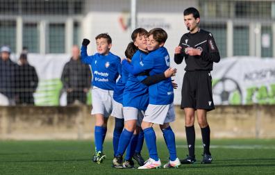 Muestras de alegría entre los jugadores de un partido de los dieciseisavos del Torneo Interescolar