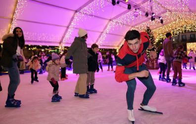 Dani Milagros, en la pista de hielo de la plaza del Castillo. El navarro compite en los Juegos Olímpicos de Invierno de Milán el 11 de febrero, pero antes, este domingo 4 de enero, se marcha a Alemania a disputar el Europeo