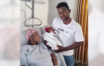 Isabel Nchama Ncogo y Jesús Bindang, junto a Salomé, su hija recién nacida