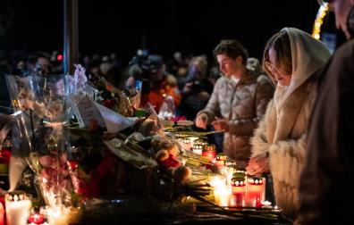 Cientos de personas se reunieron para rendir homenaje a las víctimas del incendio en el bar ‘Le Constellation’