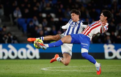 El centrocampista del Atlético de Madrid Jonny Cardoso (d) lucha con Jon Aramburu, de la Real Sociedad, durante el partido