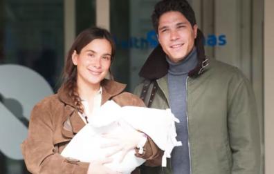María Pombo sale del hospital tras el nacimiento de Mariana, su tercera hija con su marido Pablo Castellano