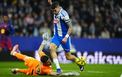 Joan García saca una mano milagrosa evitando el tanto en el mano a mano con el delantero del Espanyol, Roberto Fernández