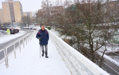 Un hombre camina con precaución por el puente de San Jorge, en Pamplona