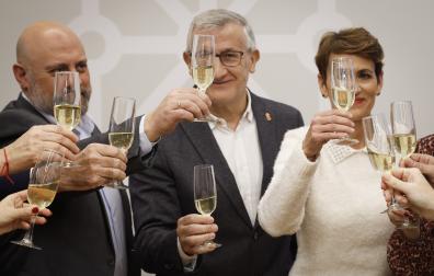 La presidenta Chivite, en pleno brindis ayer junto a los consejeros Taberna y Arasti. VILLAR LÓPEZ (EFE)GRAFCAV7975. PAMPLONA, 22/12/2025.- La presidenta del Gobierno de Navarra, María Chivite, durante el tradicional brindis navideño con los medios de comunicación, en el que ha pedido unión "para combatir la desinformación como una de las grandes amenazas de nuestra democracia". EFE/Villar López