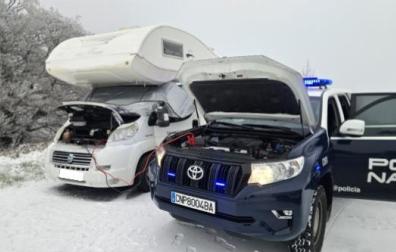 Un coche de la Policía Foral ayuda a arrancar la autocaravana que se había quedado con el motor congelado en Ibañeta