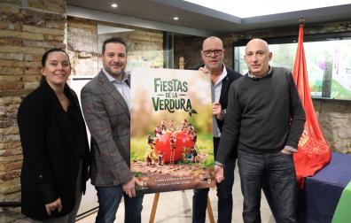 De izquierda a derecha: Irune García, Alejandro Toquero, Celes Sebastián e Ignacio Lizaldre, con el cartel de las XXXII Fiestas de la Verdura de Tudela y la Ribera