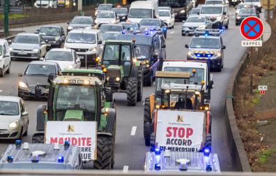 Agricultores se manifiestan en los accesos a París en protesta por el acuerdo de Mercosur