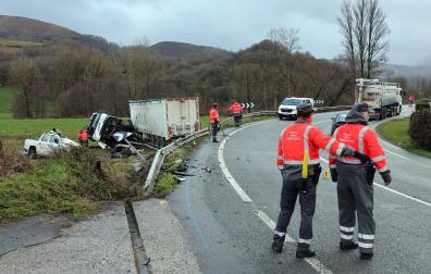 Fotos del accidente mortal ocurrido en Arizkun en el que una persona ha fallecido y varias personas han resultado heridas