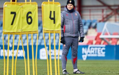 El técnico Alessio Lisci, bien abrigado, dirige el entrenamiento de Osasuna este viernes, 9 de enero, en Tajonar