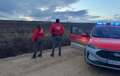 Agentes de la Policía Foral de la comisaría de Tafalla en el lugar donde fue hallado el cuerpo sin vida del desaparecido en Olite
