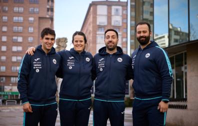 Álvaro Caro (preparador físico), Eli Arrechea (fisioterapeuta), Fernando Gurich (seleccionador) y Pablo Galech (ayudante), los navarros de la selección absoluta de Eslovaquia en Pamplona