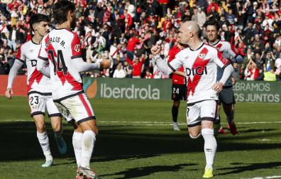 Isi Palazón celebra junto a sus compañeros el gol anotado de penalti