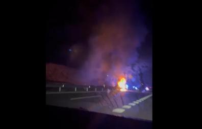 El vehículo ha quedado ardiendo en la mediana, en la A-12, sentido Estella
