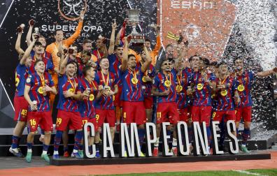 Los jugadores del Barcelona levantan el trofeo de la Supercopa de España.