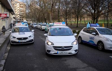 Fotos de la protesta de las autoescuelas de Navarra por las calles de Pamplona