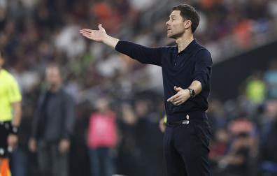 El tolosarra Xabi Alonso dirige al Real Madrid durante la final de la Supercopa de España