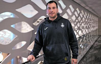 Fermín Iturri, segundo entrenador de la selección, posando en el NH Iruña Park, el hotel de concentración de los Hispanos estos últimos días.