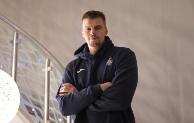 *A: Irati Aizpurua San Román *F: 09-01-26 *T: entrevista con Sergey Hernández, portero de balonmano de la selección y Fermín Iturri, ayudante de Jordi Ribera. *L: Hotel Iruña Park.