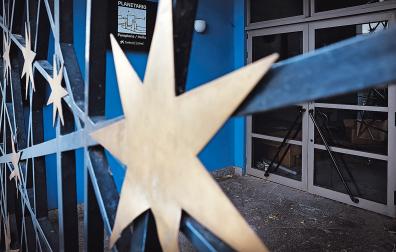 La puerta de acceso del Planetario