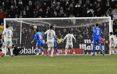 El guardameta del Real Madrid Andriy Lunin encaja el segundo gol del Albacete durante el partido de octavos de final de la Copa del Rey