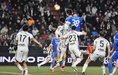 El delantero del Real Madrid, Gonzalo, remata jun toa  César Palacios ante los defensores del Albacete para conseguir el segundo gol del equipo madridista