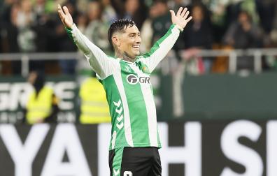 El delantero argentino del Betis, Chimy Ávila, celebra el pase a la siguiente fase de la Copa del Rey tras derrotar al Elche gracias a sus dos goles