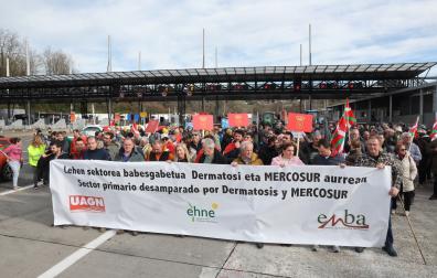 Alrededor de 300 agricultores y ganaderos de toda Navarra se han desplazado este jueves 15 de enero hasta Irún para sumarse a la protesta convocada por las organizaciones UAGN, ENHE Confederal y ENBA contra el acuerdo con Mercosur. Ha sido junto al puesto fronterizo de Biriatou, a donde también han acudido 30 tractores de Semilla y Belarra y varios cientos más de agricultores y ganaderos del País Vasco y Francia.