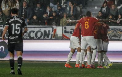 Los jugadores del Valencia celebran el primer gol ante el Burgos